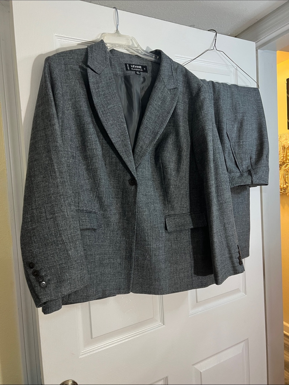 Le Suit Classics Women's Gray Pantsuit Blazer and Trousers